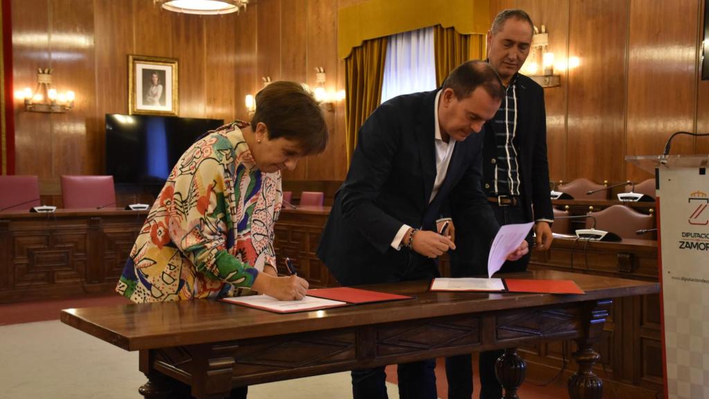 El presidente de la Diputación de Zamora, Francisco Requejo; y la alcaldesa de San Cristóbal de Entreviñas, firman el convenio