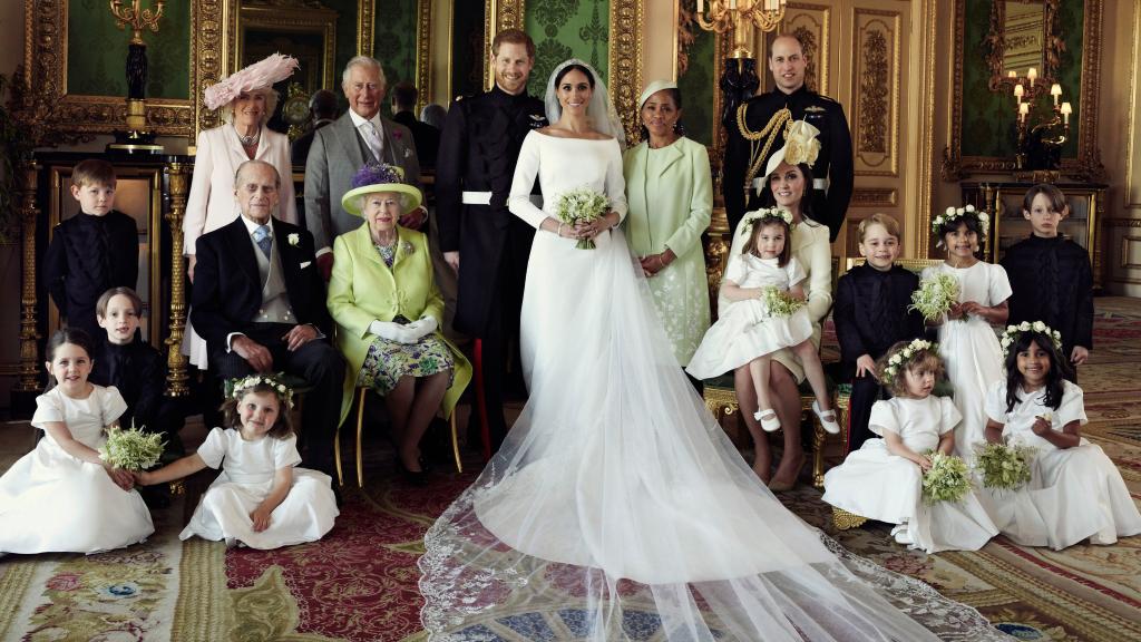 Meghan y Harry el día de su boda junto a su familia.