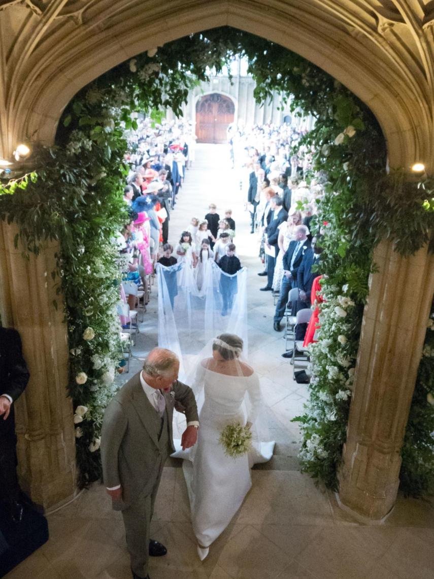El rey Carlos III llevó a su nuera Meghan hasta el altar.