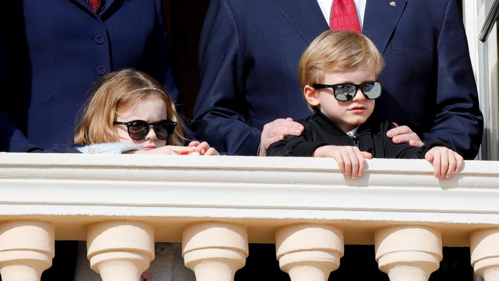 Jacques y Gabriella de Mónaco con gafas de sol Ray-Ban.