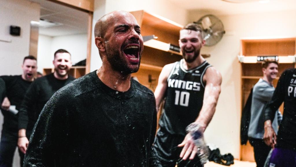 Jordi Fernández celebra con los jugadores de Sacramento Kings
