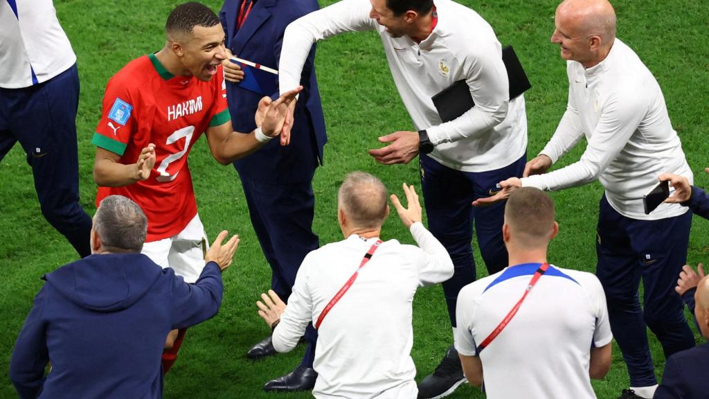 Kylian Mbappé se pone la camiseta de Marruecos de Achraf Hakimi