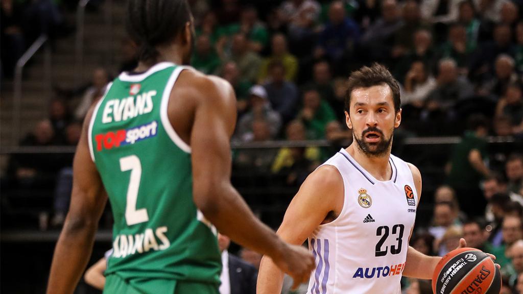 Sergio Llull sube el balón en una acción contra Zalgiris