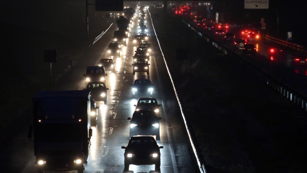 Vehículos atascados en la A-42 a su paso por Illescas en un día lluvioso.