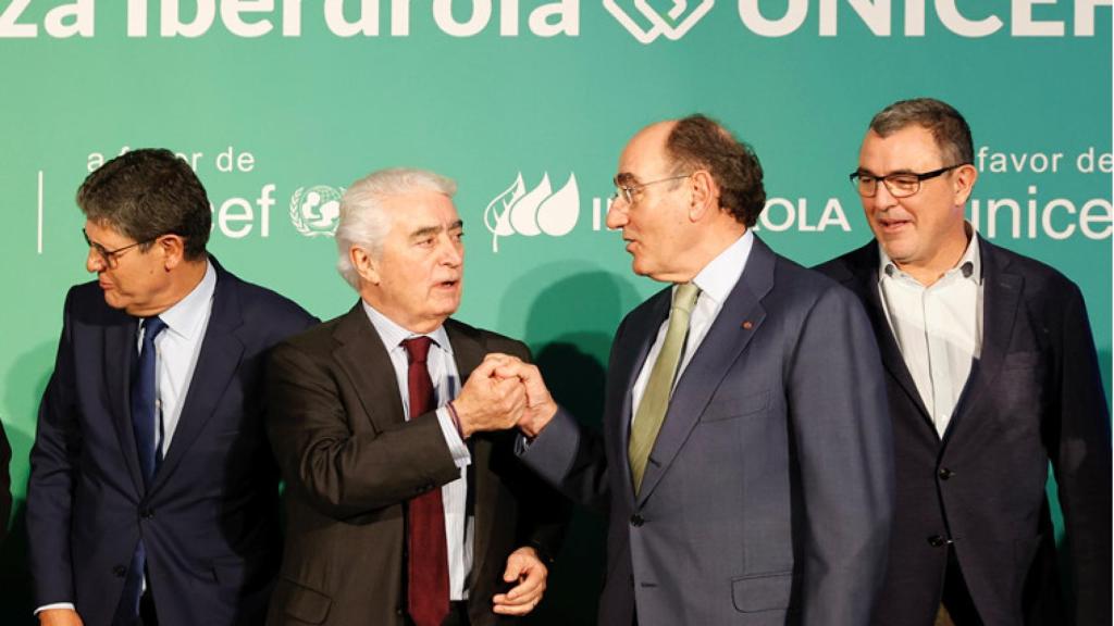 El presidente de Iberdrola, Ignacio Galán (tercero por la izquierda) en el Centro de Referencia Nacional de Formación y Empleo de Leganés (CRN Leganés), y el presidente de UNICEF España, Gustavo Suárez Pertierra (segundo por la izquierda), en la presentación de la alianza con la agencia de las Naciones Unidas.