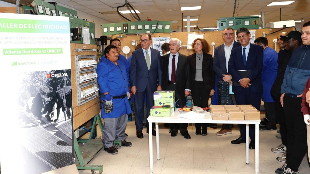 El presidente de Iberdrola, Ignacio Galán (tercero por la izquierda) en el Centro de Referencia Nacional de Formación y Empleo de Leganés (CRN Leganés), y el presidente de UNICEF España, Gustavo Suárez Pertierra (cuarto por la izquierda), en la presentación de la alianza con la agencia de las Naciones Unidas.
