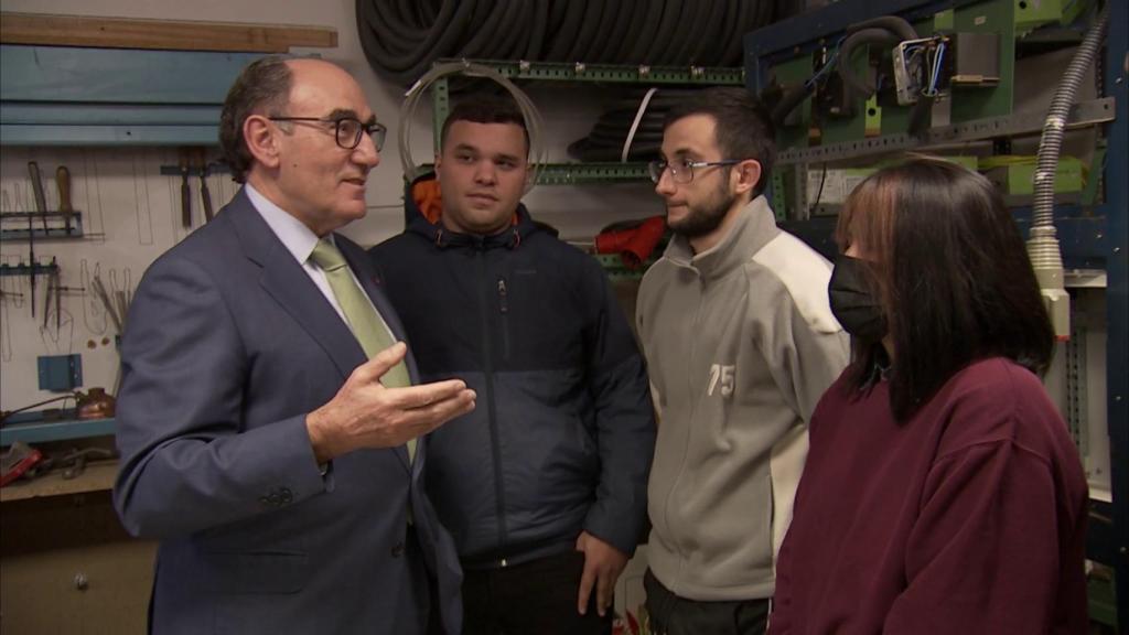 Captura de grabación con Ignacio Galán conversando con tres jóvenes participantes en el proyecto.