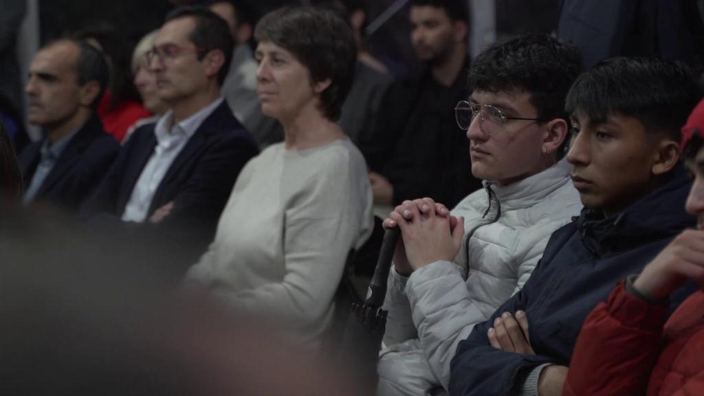 Captura de grabación con los asistentes al acto de presentación.