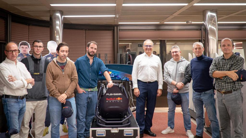 Los suscriptores que participaron en la experiencia junto a Albert Triola,  director general de Oracle España y vicepresidente senior para EMEA, y Alberto Iglesias, subdirector de D+I.