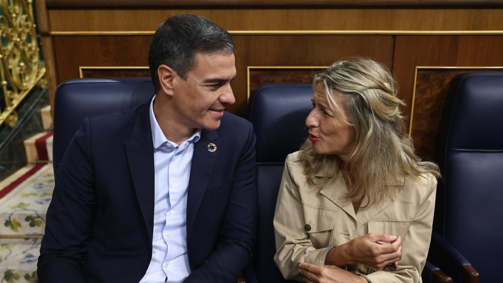 El presidente del Gobierno, Pedro Sánchez y la vicepresidenta segunda y ministra de Trabajo y Economía Social, Yolanda Díaz, durante una sesión plenaria en el Congreso de los Diputados, a 13 de octubre de 2022, en Madrid (España).
