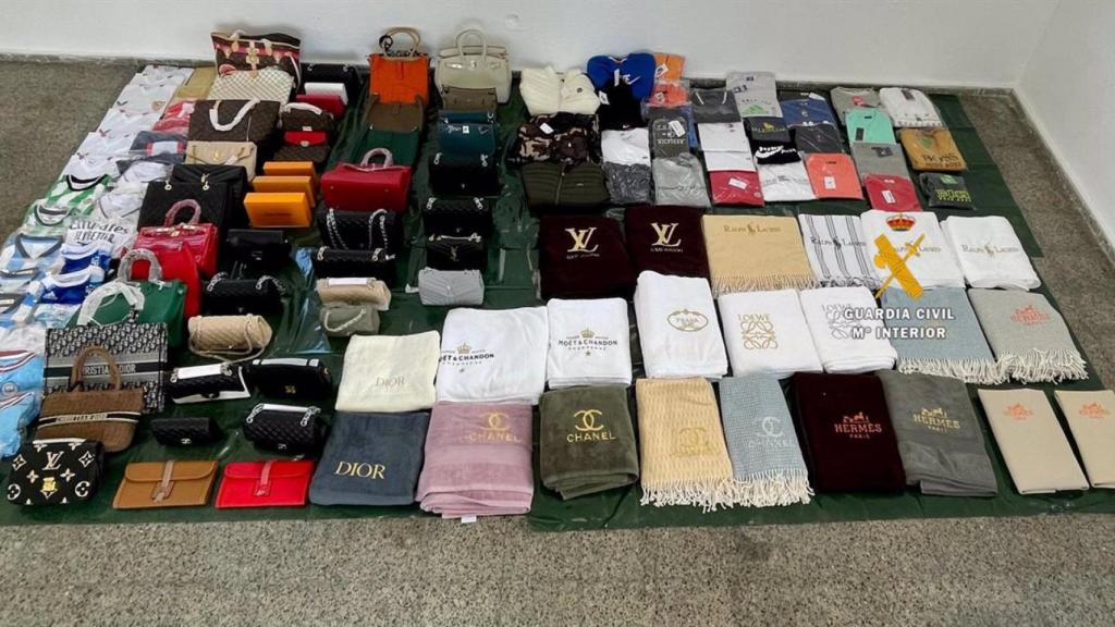 Los objetos requisados por la Guardia Civil.