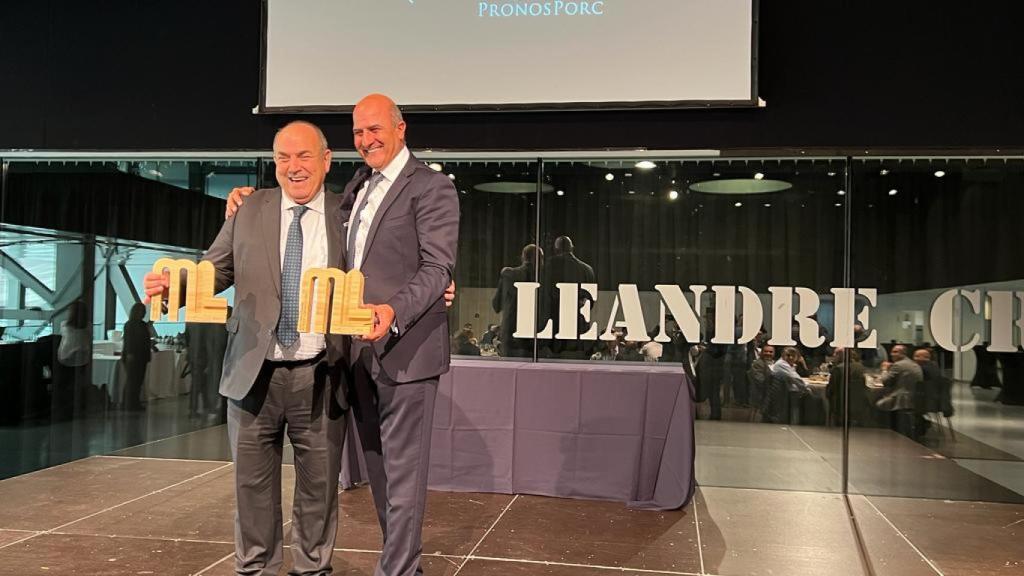 Federico Beltrán, a la izquierda, junto a Juan Pedro Florido, de El Pozo,  este jueves recogiendo el premio.