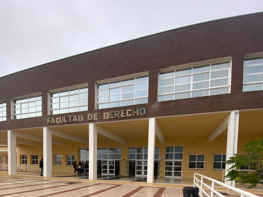 Fachada de la Facultad de Derecho.