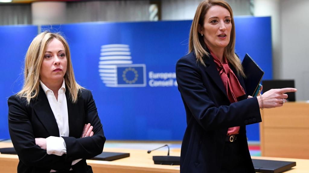 La presidenta de la Eurocámara, Roberta Metsola, y la primera ministra italiana, Giorgia Meloni, durante la cumbre de este jueves