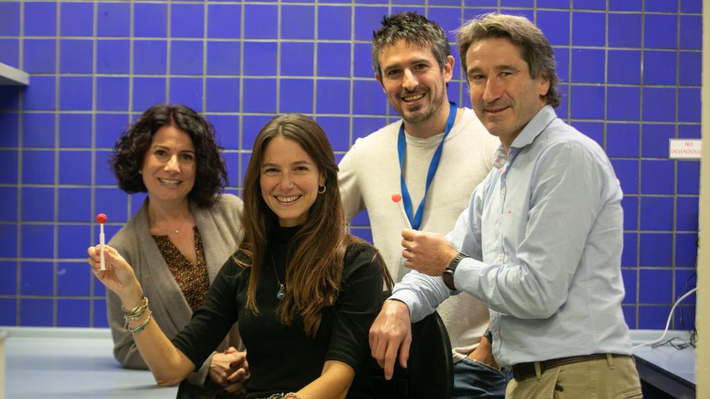 Diana Ballart, junto a su equipo de 'The Smart Lollipop'.