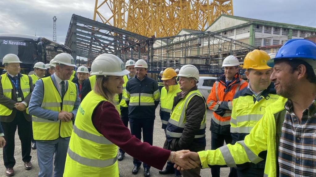 La secretaria de Estado durante su visita al astillero fenés