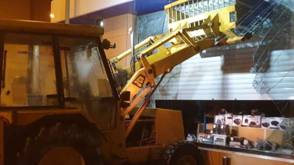 Laura, propietaria de ElectroRegalos, una tienda de Roldán que ha sufrido un alunizaje con un tractor con pala excavadora durante la madrugada de este jueves.