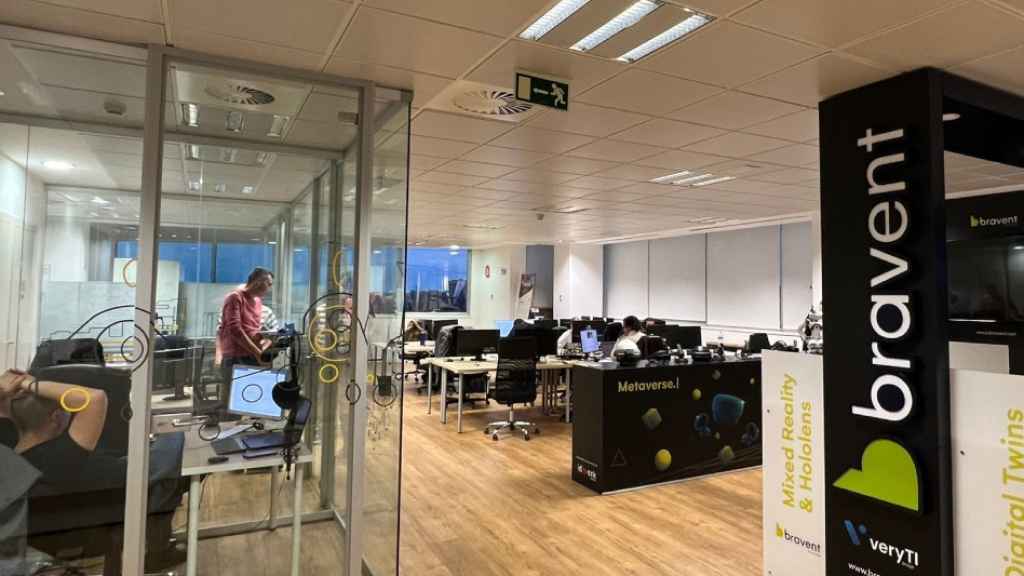 A la izquierda, María del Carmen Tascón. A la derecha, las oficinas de Bravent