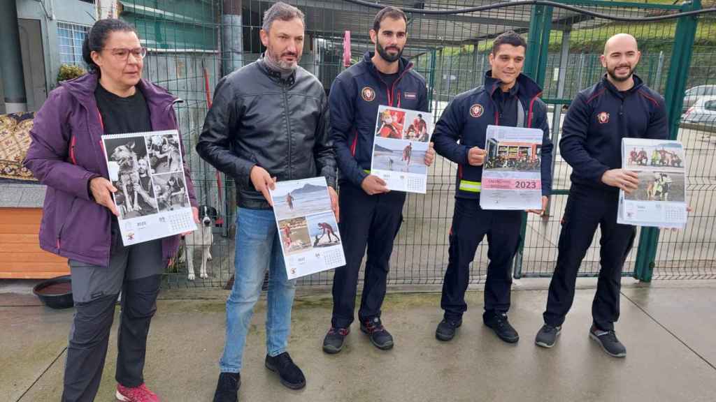 Presentación del calendario solidario de Os Palleiros y los Bomberos de Pontevedra.