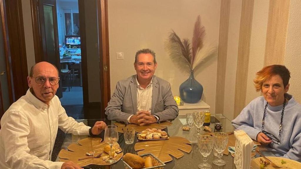 Ciraola, Montaner y la mujer del deportista durante la cena.