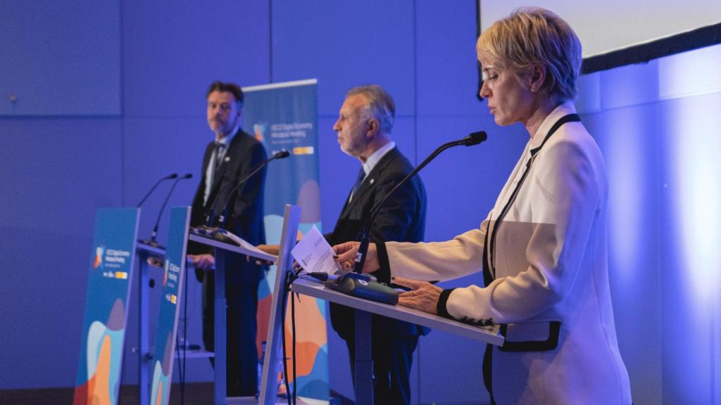 El secretario general adjunto de la OCDE, Ulrik Vestergaard; el presidente del Gobierno de Canarias, Ángel Víctor Torres; y la secretaria de Estado de Digitalización e Inteligencia Artificial, Carme Artigas.