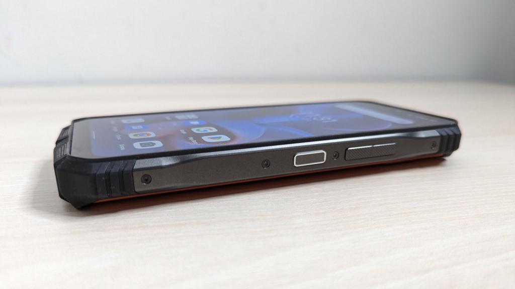 El Doogee V30 es un móvil grueso y pesado, pero con buenos motivos