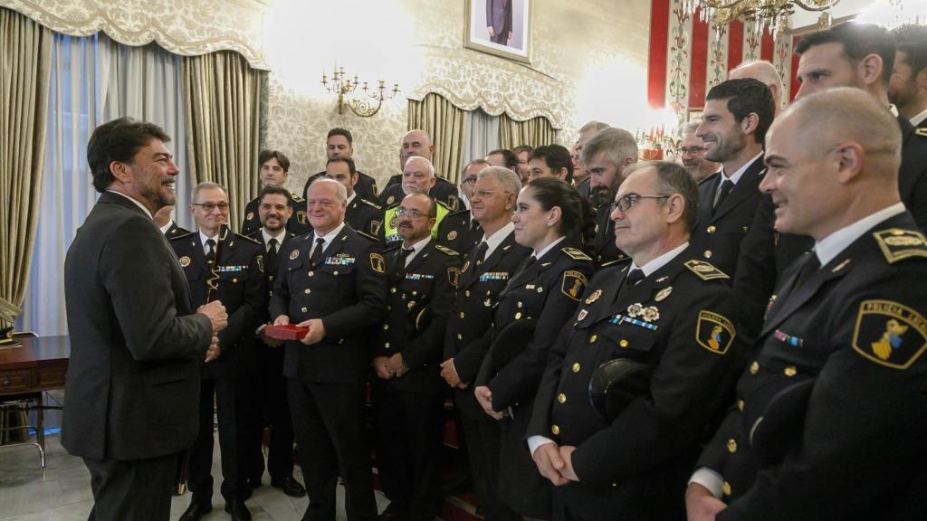 El alcalde felicita a los mandos de la Policía Local