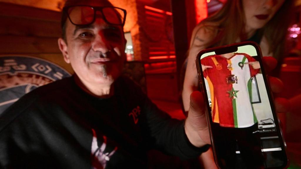 Carlos, del Amazonas, muestra las camisetas 'mixtas' en apoyo a las selecciones española y marroquí.