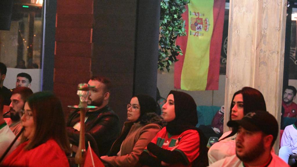 Jóvenes de origen marroquí, siguiendo el partido entre Marruecos y Francia.