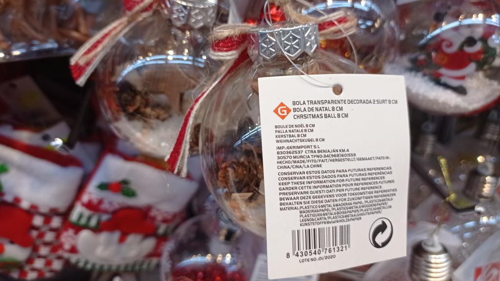 Unas bolas con etiqueta china.