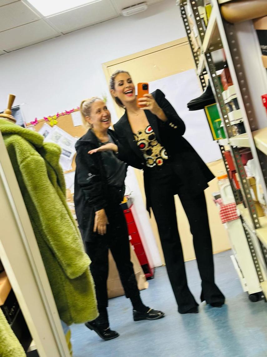 La presentadora posa con su traje de Laura Bernal en su camerino.