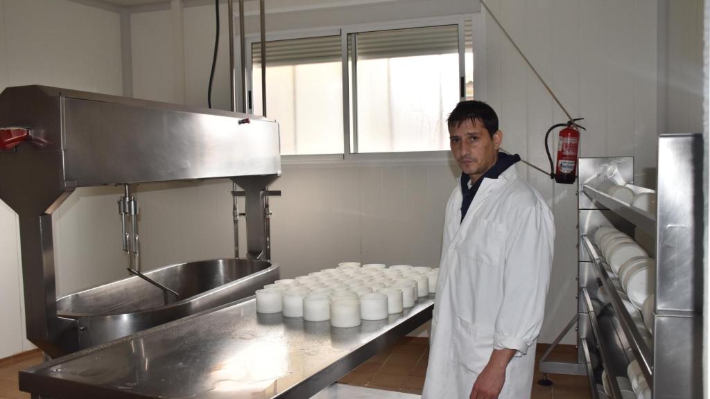 Israel León posa en la quesería