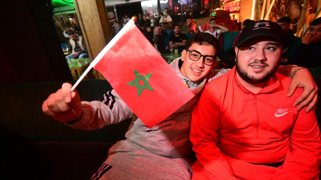 Dos jóvenes, durante el partido, este miércoles en Algeciras.