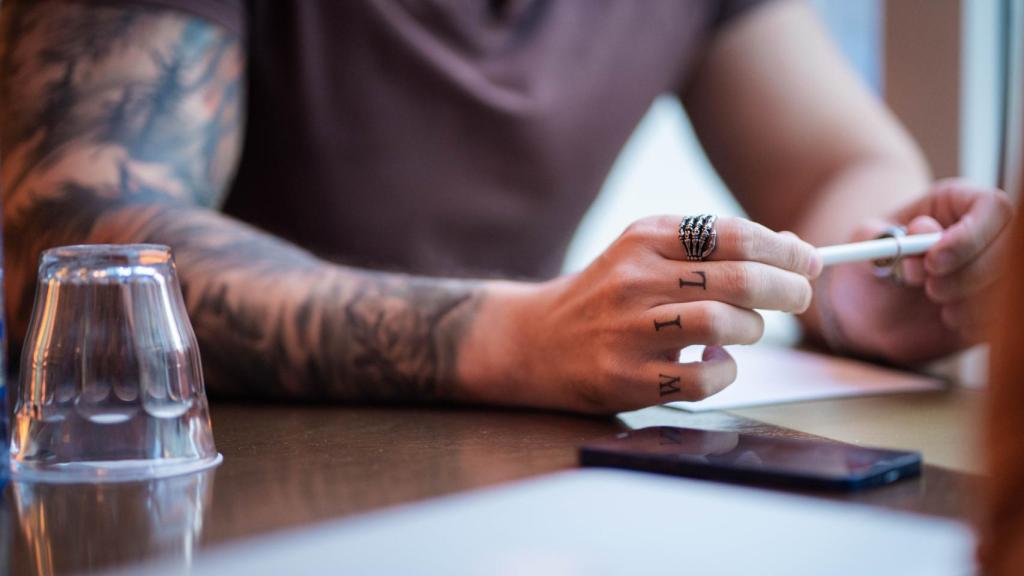 Las manos de Jordi Wild.