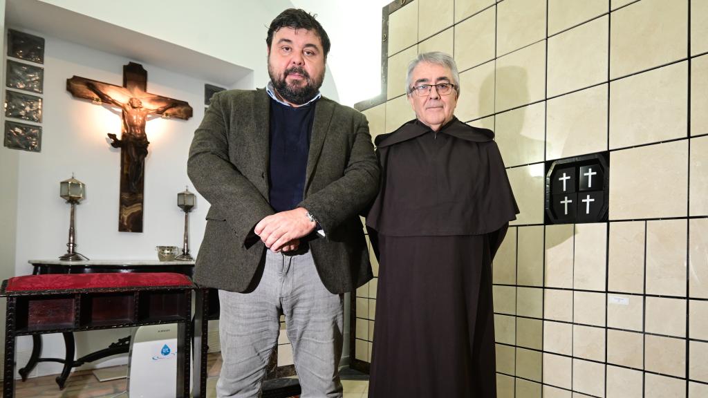 Pedro Márquez y el prior de la Basílica de Nuestra Señora del Carmen Coronada de Jerez, en el columbario instalado  bajo el camarín de la Virgen.