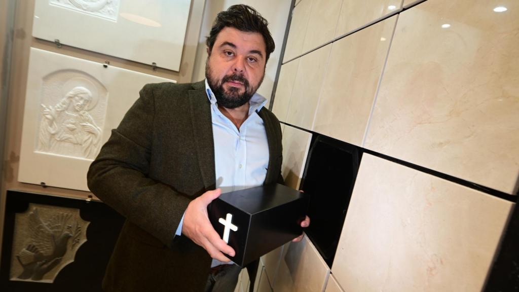 Pedro Márquez, en uno de los columbarios de Boxtomb.