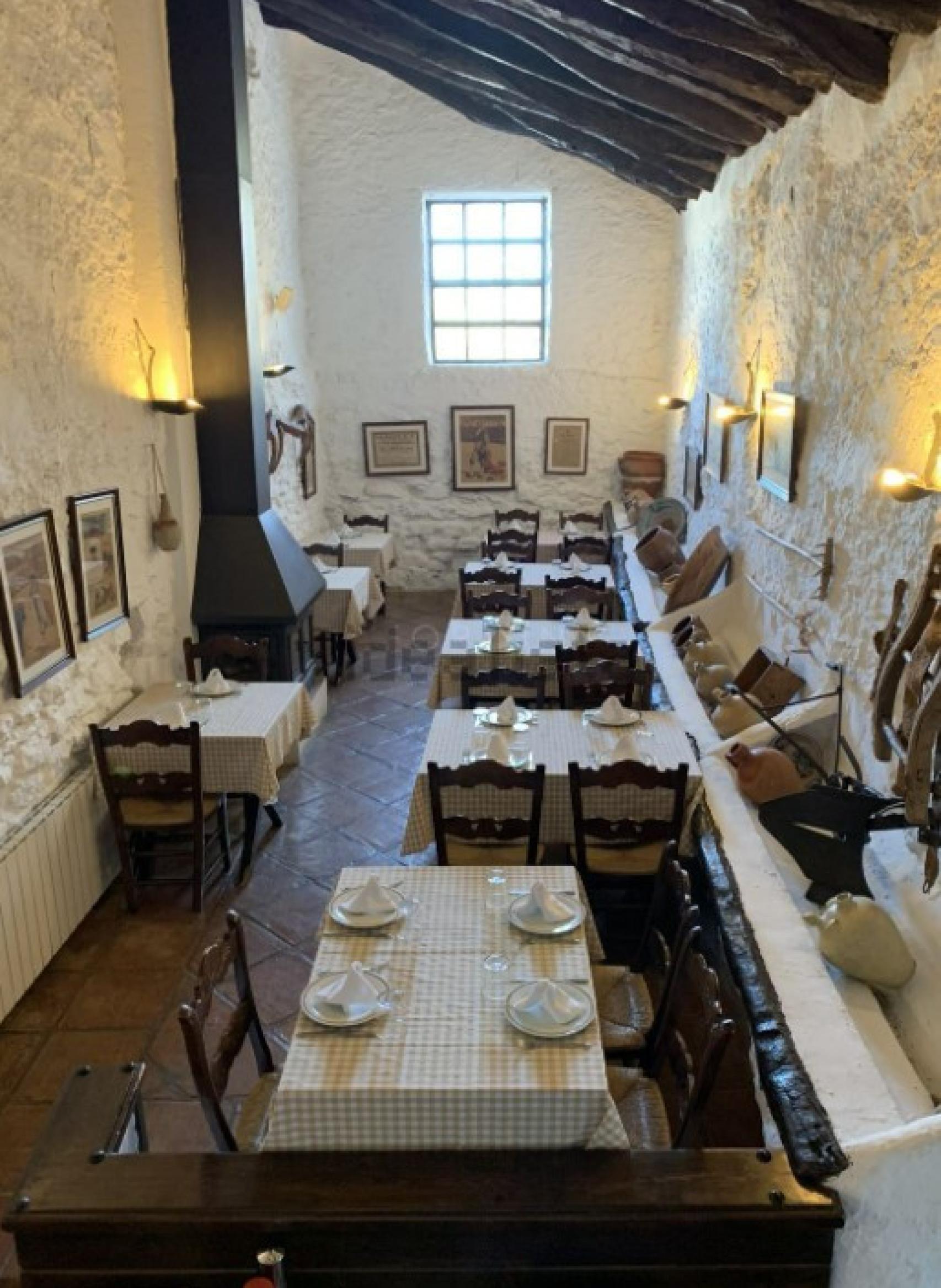 Uno de los salones del restaurante de la Venta de Alfarnate.