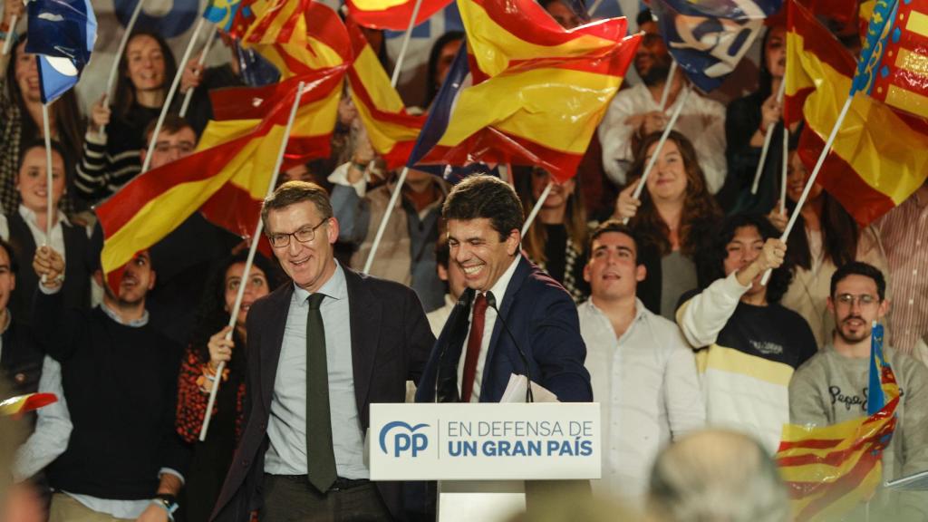 Feijóo y Carlos Mazón durante el acto celebrado este viernes en Valencia.