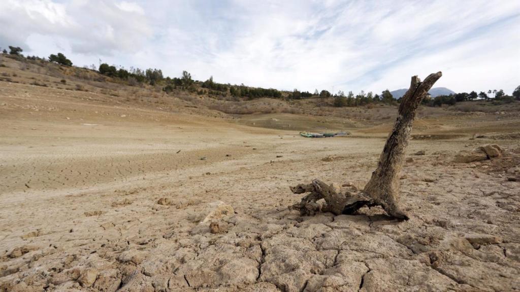 Imagen de archivo del pantano de La Viñuela, en Málaga.
