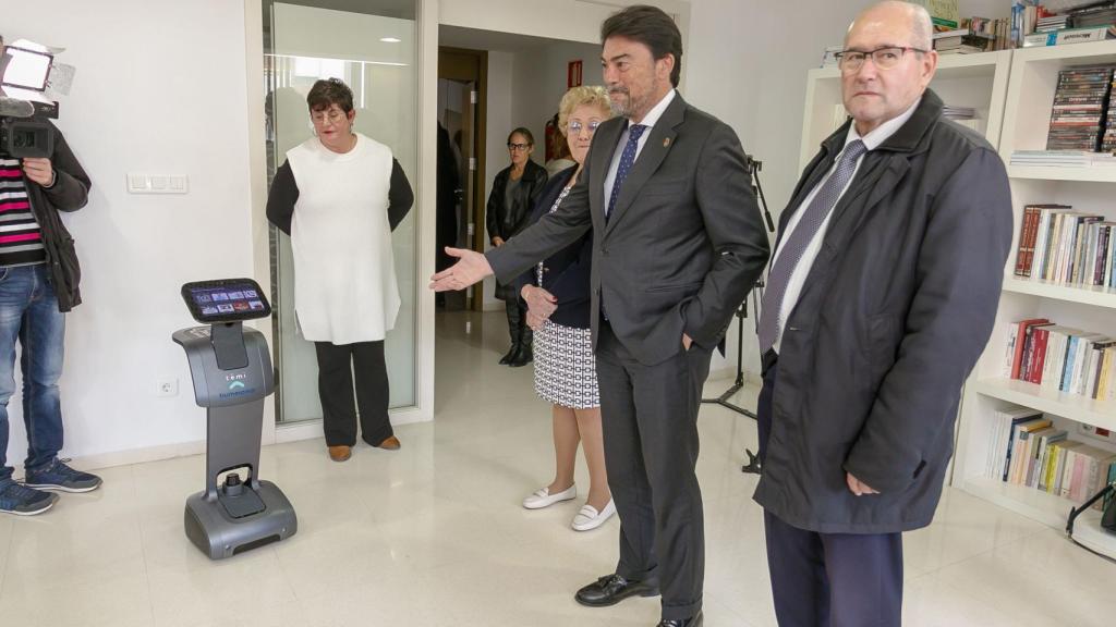 Presentación del robot Temi en Alicante.