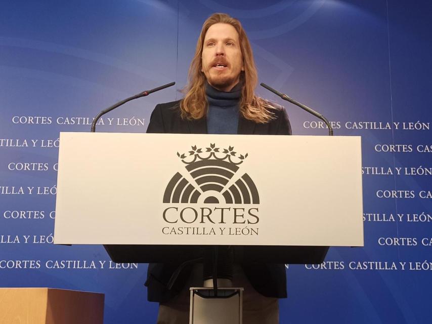 El procurador de Unidas Podemos, Pablo Fernández, durante su rueda de prensa de este viernes en las Cortes.
