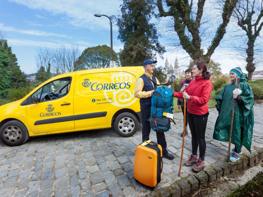 Imagen del servicio Paq Mochila de Correos para peregrinos que realicen el Camino de Santiago.