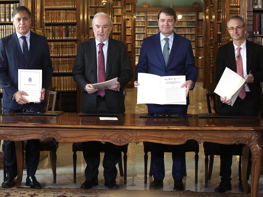 El presidente de la Junta de Castilla y León, Alfonso Fernández Mañueco, firma un convenio con el director de la Real Academia Española, Santiago Muñoz Machado; el rector de la Universidad de Salamanca, Ricardo Rivero; y el alcalde de Salamanca, Carlos García Carbayo, para el desarrollo de proyectos específicos de investigación sobre la lengua española