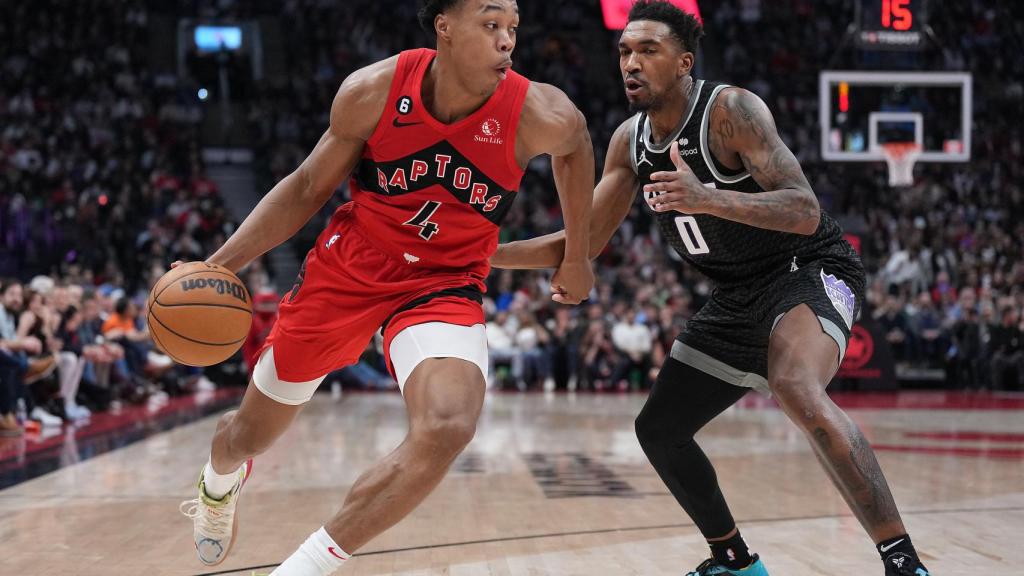 Scottie Barnes realiza un ataque ante la defensa de Malik Monk en un Toronto Raptors - Sacramento Kings