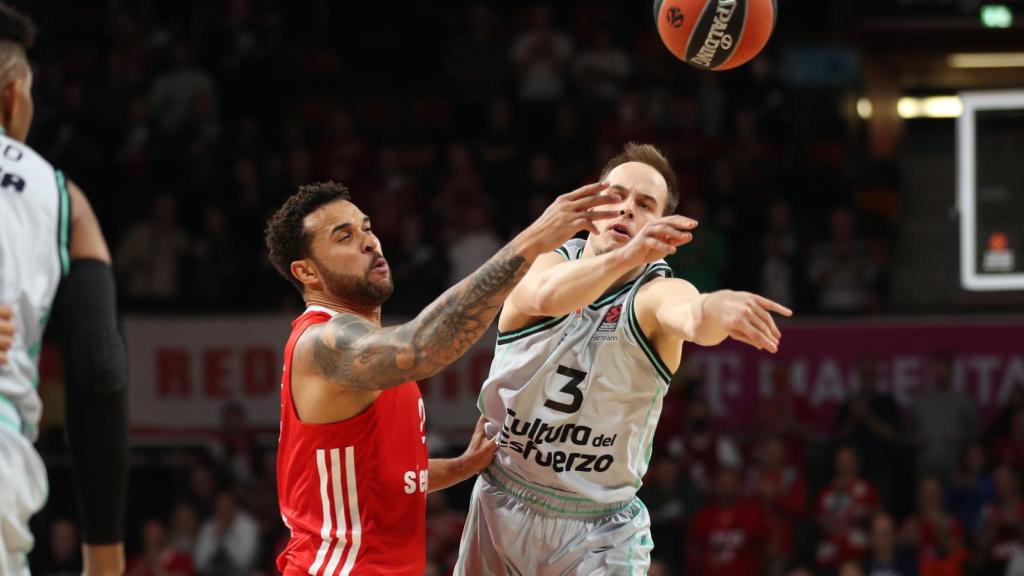 Klemen Prepelic intenta jugar un balón en ataque contra el Bayern de Múnich