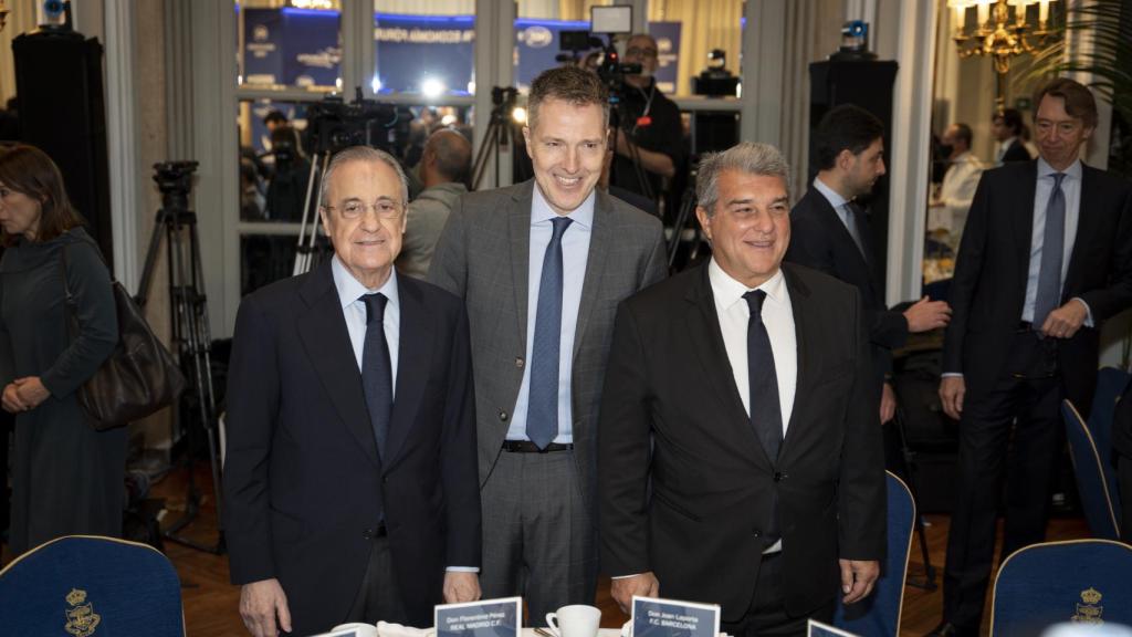 Florentino Pérez, presidente del Real Madrid, Bernd Reichart, CEO de A22 Sports Management, y Joan Laporta, presidente del FC Barcelona, en el Acto Fórum Europa sobre la Superliga europea de fútbol