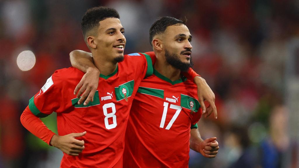 Onuahi junto a su compañero de club y selección, Boufal.