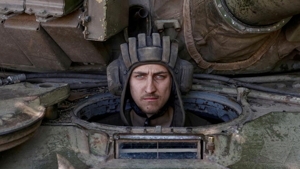Un soldado ucraniano en un tanque en la región de Donetsk, el 11 de junio de 2022. Foto: Reuters