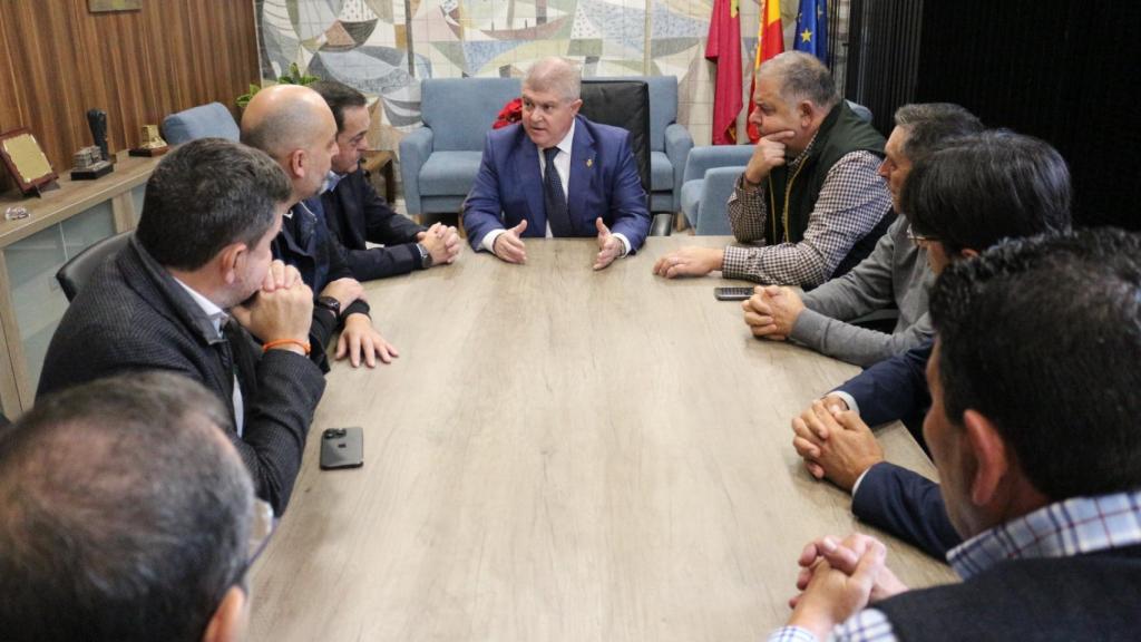 El delegado del Gobierno y secretario general del PSOE en Murcia, José Vélez, este viernes, en una reunión que ha mantenido con los regantes del Scrats y organizaciones agrarias en defensa del Trasvase Tajo - Segura.