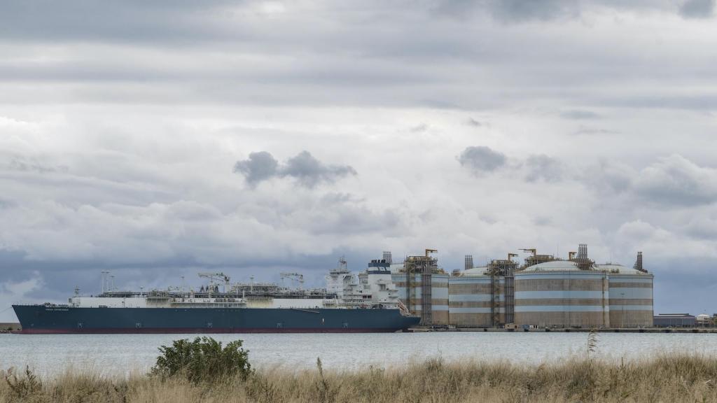 La planta de regasificación de Saggas, en Sagunto, carga 167.000 m3 de gas natural licuado (GNL) al Hoegh Esperanza.